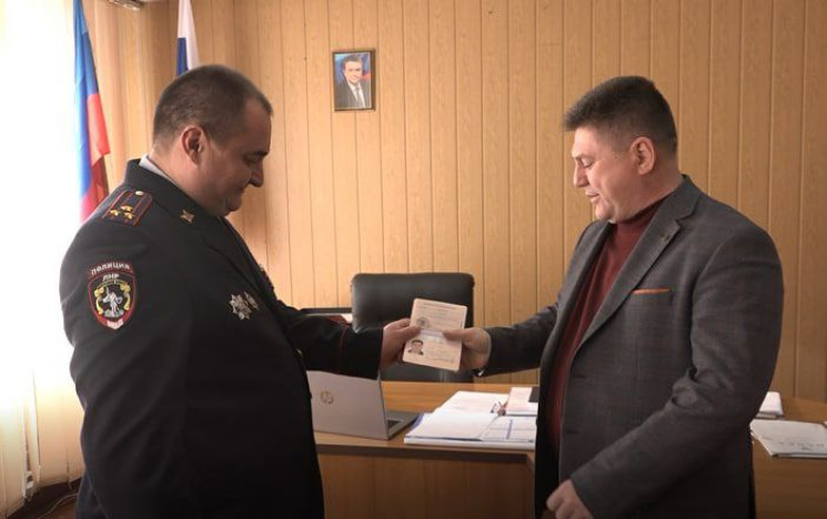 Руководитель Станично-Луганской ВГА получил “паспорт ЛНР”