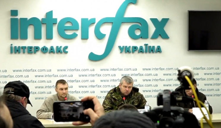 Военнопленных лётчиков армии РФ вывели на пресс-конференцию (ТРАНСЛЯЦИЯ)