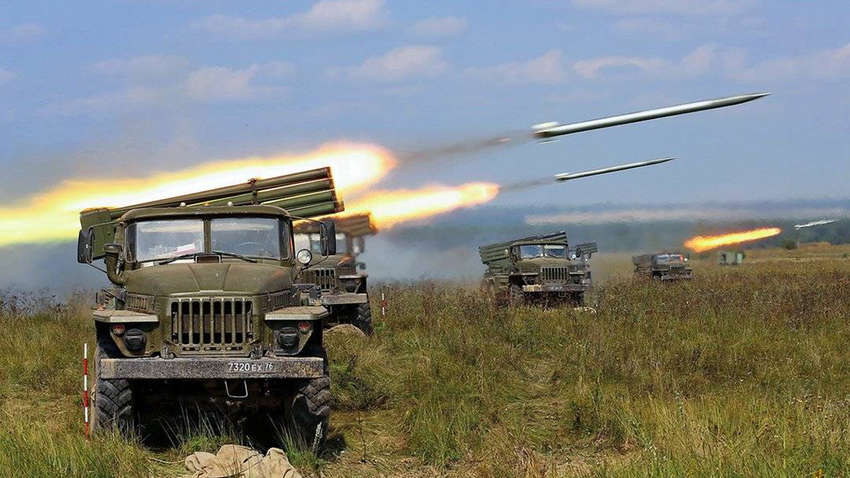 Российские оккупанты обстреляли завод в Тростянце: погибли люди