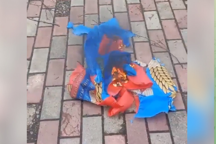 В Старобельске люди сорвали и сожгли флаг “ЛНР” (ВИДЕО)