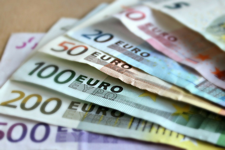 Евросоюз запретил вывозить евро на территорию России