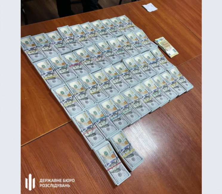 Сотрудники ГБР на границе поймали мужчину, пытавшегося вывезти почти полмиллиона долларов