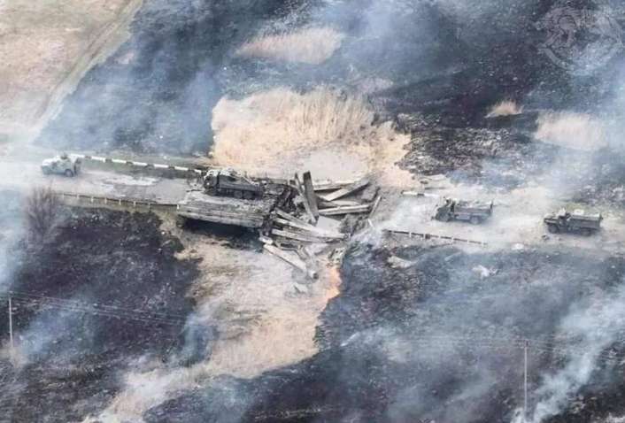 Украинские военные уничтожили целую колонну вражеской техники, которая ехала в Изюм