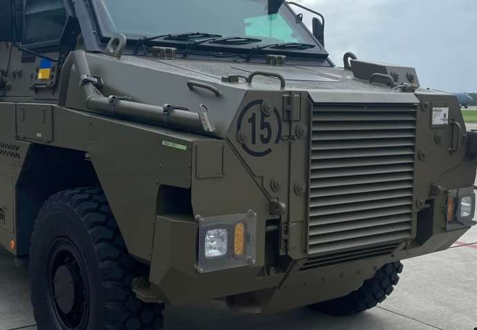 Австралия передала Украине 20 “Бушмастеров”, а Германия снова тянет с передачей танков