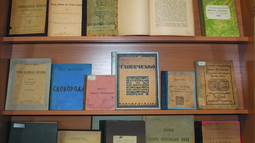 В Мелитополе оккупанты уничтожают и изымают из библиотек украинские книги