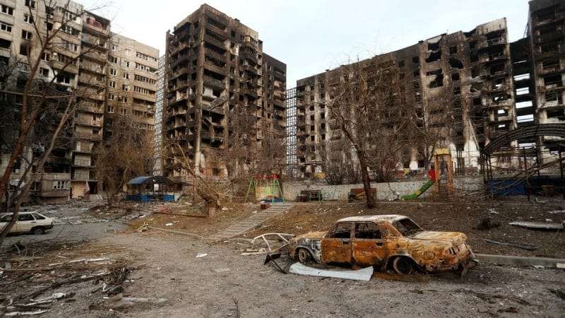 Оккупанты запретили жителям передвигаться разрушенным Мариуполем