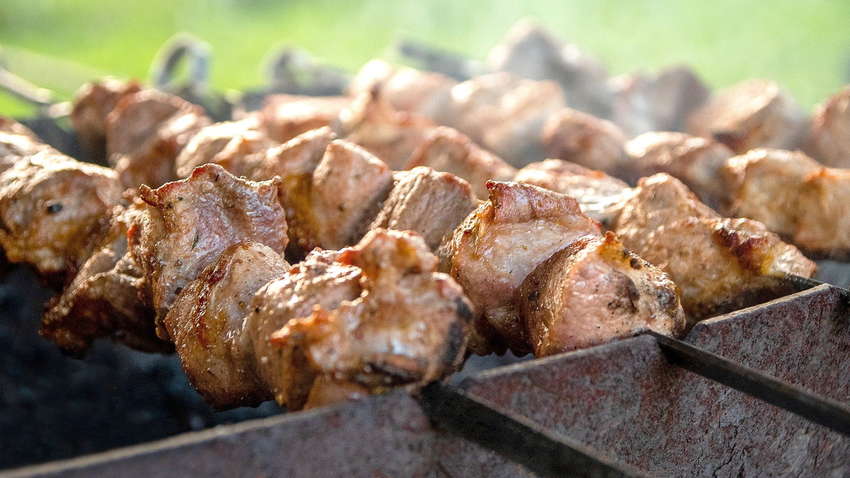 Какое мясо выбрать для шашлыка, чтобы он получился сочным
