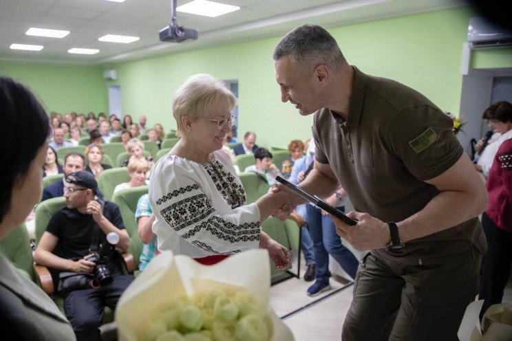 “Вы – наши ангелы-хранители”, – Кличко поздравил столичных медиков с профессиональным праздником