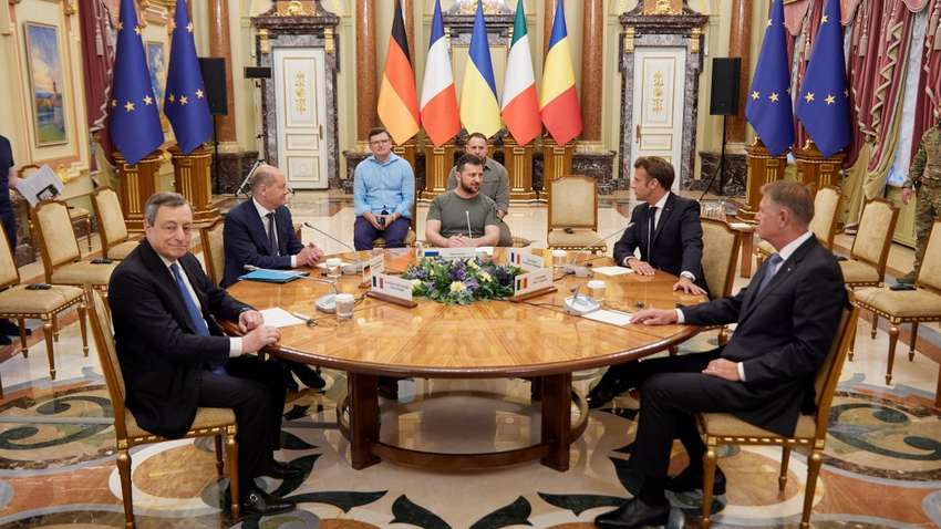 СМИ узнали, какую просьбу Макрон, Шольц и Драги озвучили Зеленскому за закрытыми дверями
