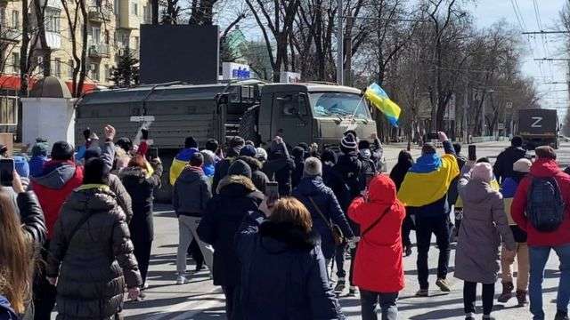 У Зеленского обратились к жителям Херсона – просят немедленно покидать город