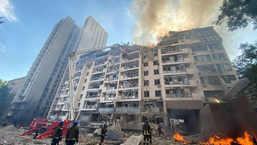 Спасатели показали страшные кадры поиска людей в Киеве под завалами после удара РФ