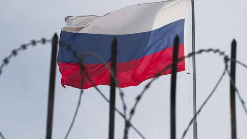 В Мариуполе подросток сорвал флаг РФ и сравнил его с тряпкой (ВИДЕО)