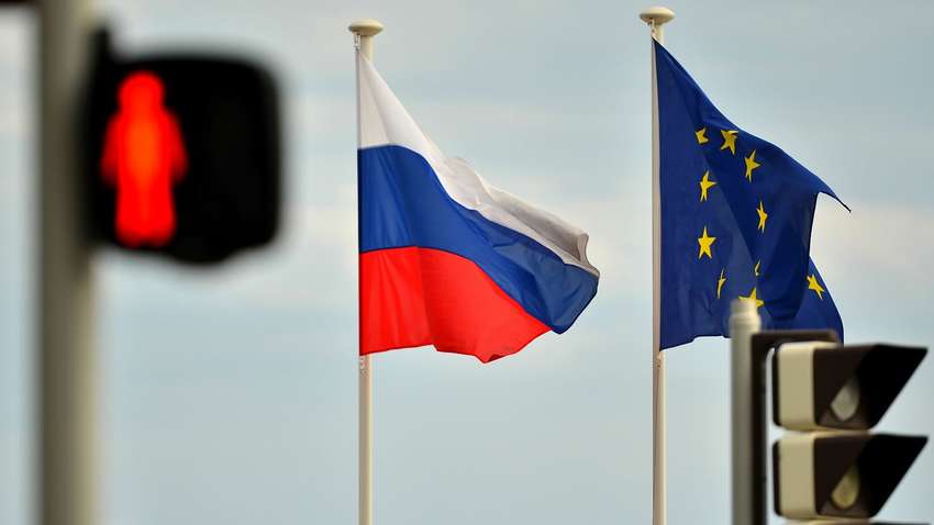 Эмбарго на нефть и Сбербанк без SWIFT: о чем говорят новые санкции против РФ