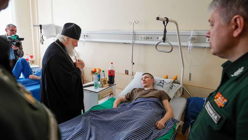 Назвал “подвижниками”: Патриарх Кирилл посетил в госпитале раненых оккупантов