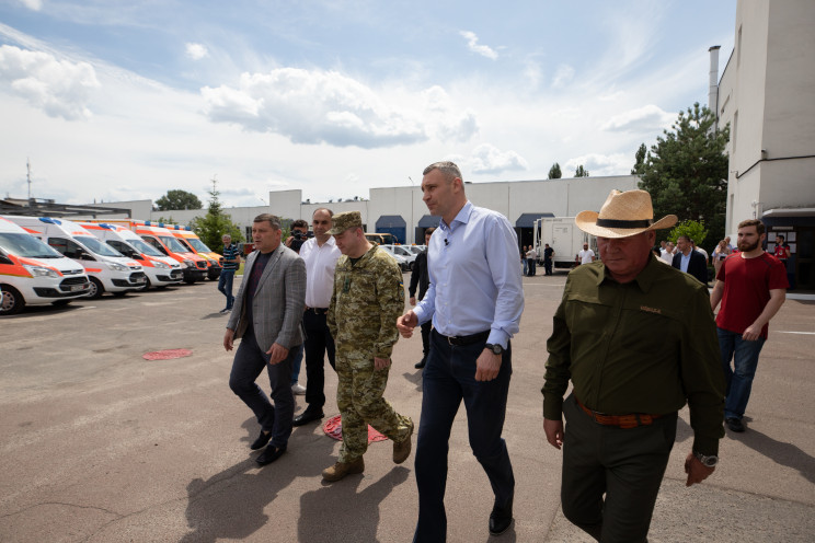 Киев передал пограничникам 1,7 тысячи бронежилетов и получил от благотворителей 17 скорых, — Кличко