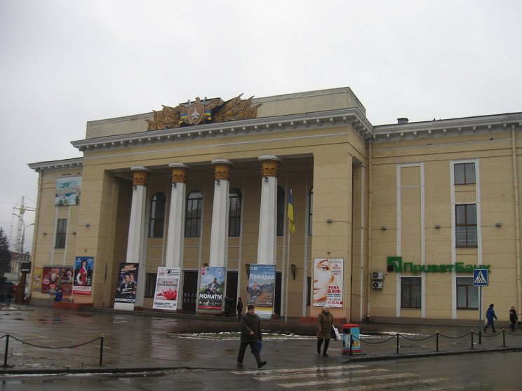 На росії добу думали, як виправдатись за обстріл Будинку офіцерів у Вінниці: вигадали про “нараду керівництва ЗСУ з іноземцями”
