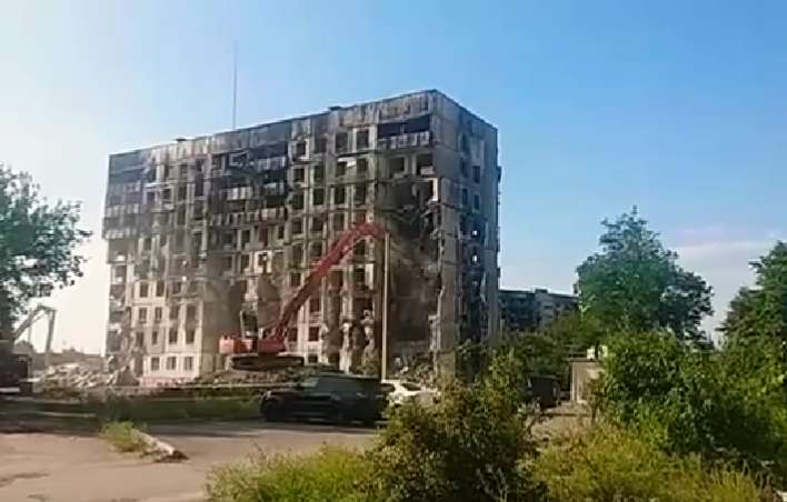 У Маріуполі зносять зруйновані багатоповерхівки (ВІДЕО)