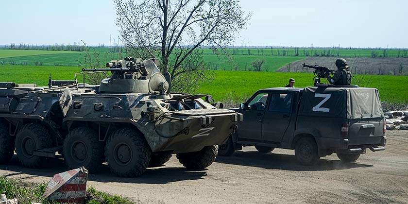 Воєнний стан Путіна на окупованих територіях та реакція Зеленського: як бути українцям