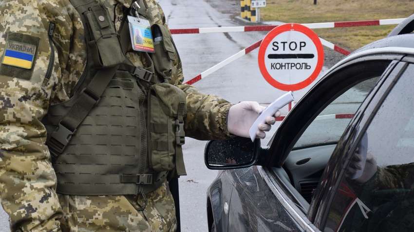 Ще одна категорія українців може виїздити за кордон: що відомо
