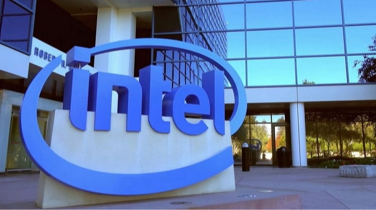 Акції Intel впали на 8% через загрозу виходу з виробництва