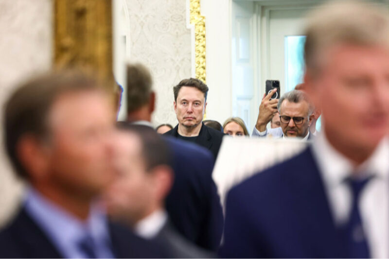 Tesla попереджає про втрати через політику Трампа