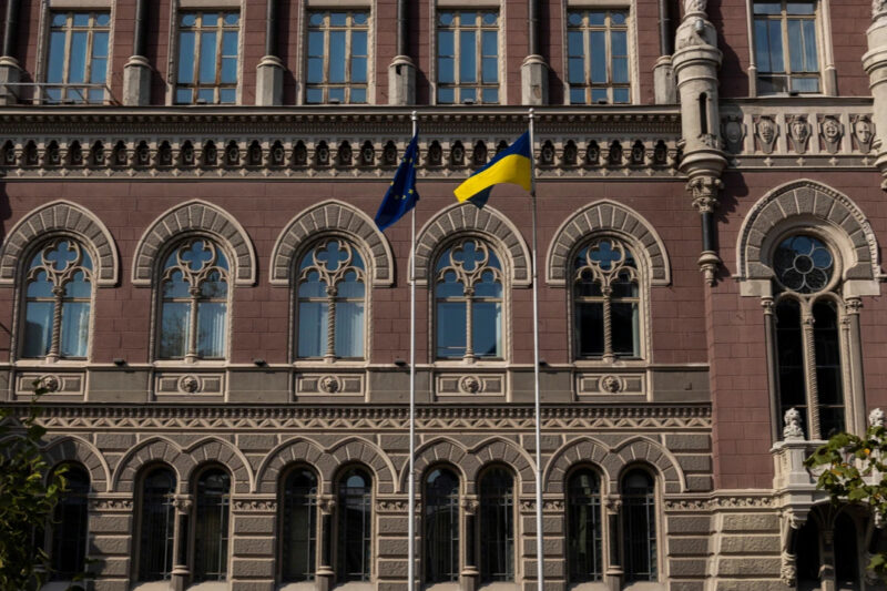 Нацбанк продав 842,6 млн доларів на міжбанку
