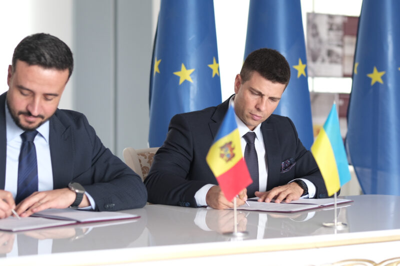 Україна та Молдова продовжили угоду про вантажні перевезення