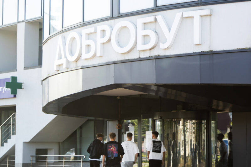 Обстріл Києва: пошкоджено медичний центр “Добробут”