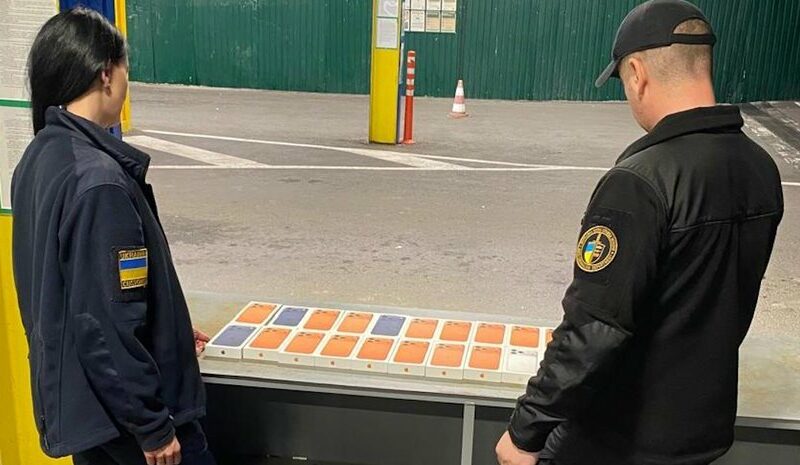 Перші випадки незаконного ввезення iPhone 17 в Україну