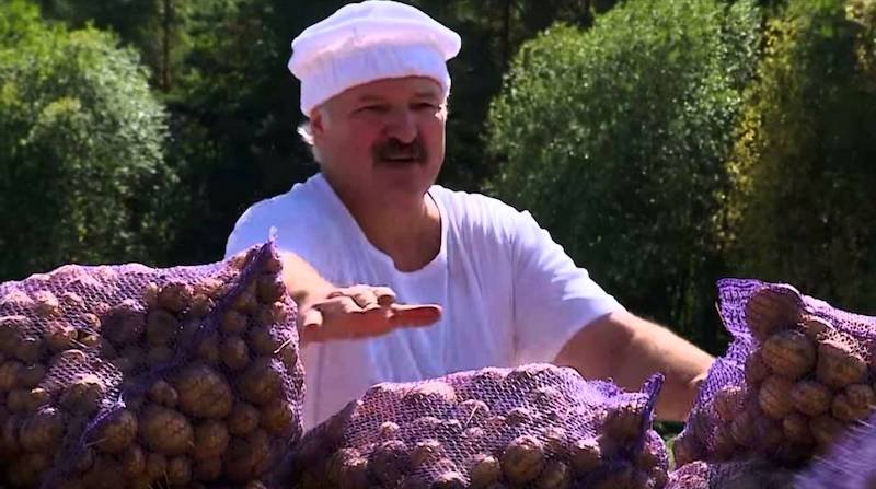 Лукашенко подарував картоплю та олію на саміті ШОС