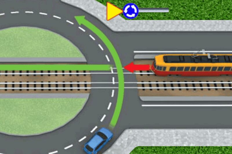 Хто має поступитися на перехресті: водій трамвая чи автомобіля?