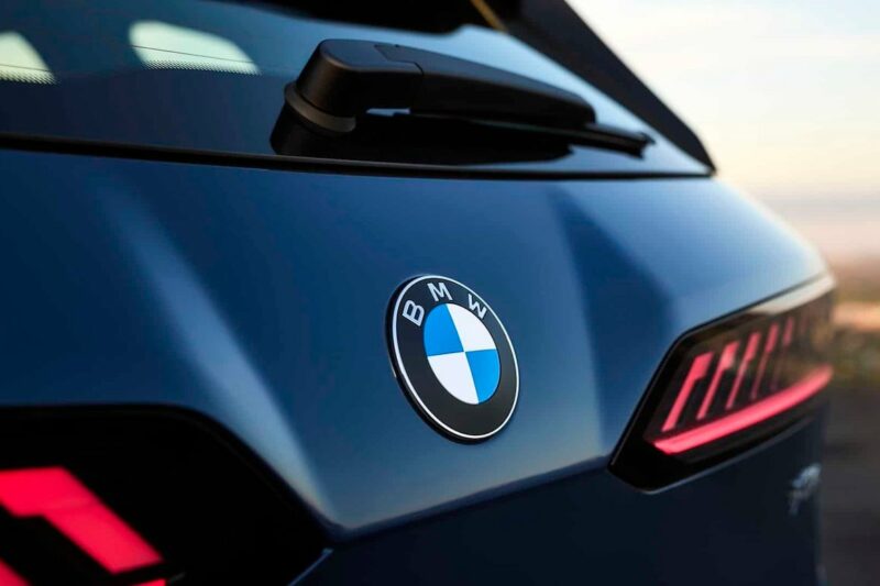 BMW представила новий електромобіль iX3 та оновлений логотип