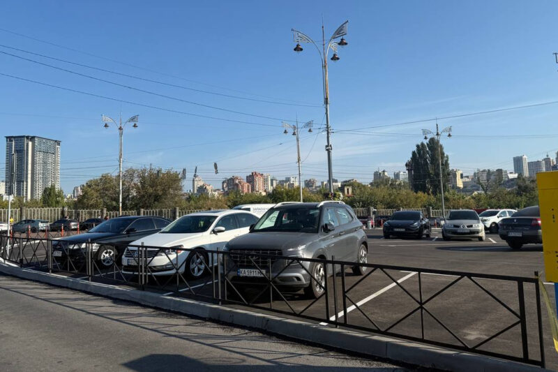У Києві відкрився новий паркінг на Вокзальній площі