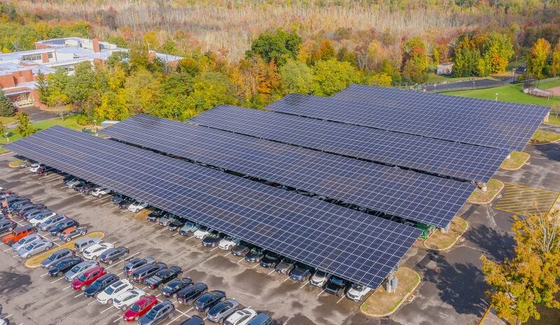 Сонячна електростанція на шкільній парковці в США
