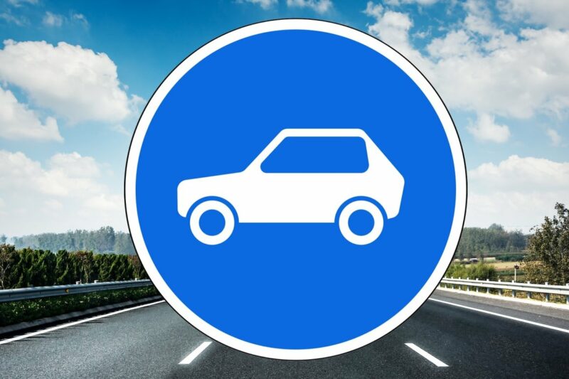 Задача на знання дорожніх знаків в Україні