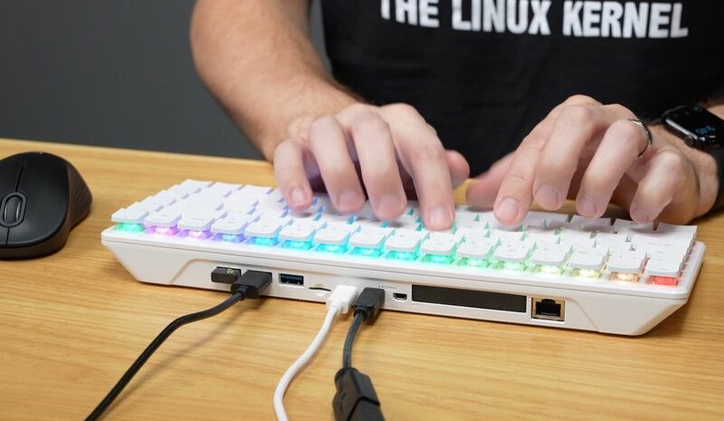 Новий комп’ютер Raspberry Pi 500 Plus в клавіатурі
