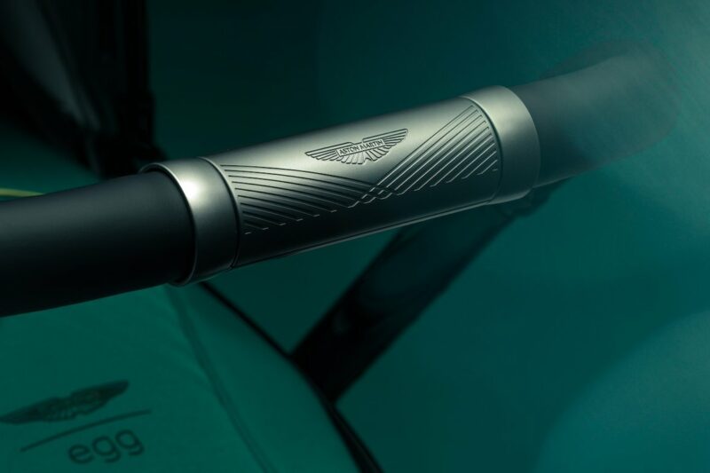 Aston Martin представив розкішний дитячий візок egg3