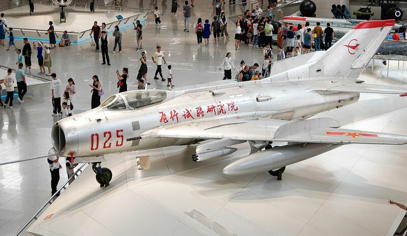 Китай презентував новий бойовий безпілотник на базі J-6