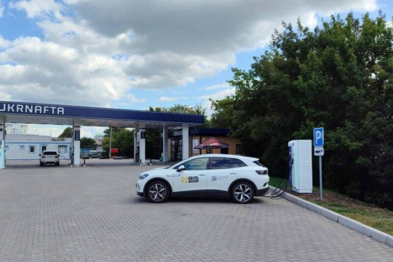 Укрнафта та Toka Energy відкрили зарядну станцію в Хмельницькому