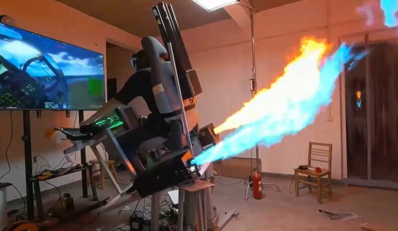 Китаєць створив симулятор винищувача у своєму гаражі