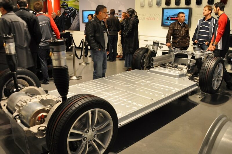 Скільки коштує заміна акумулятора Tesla?