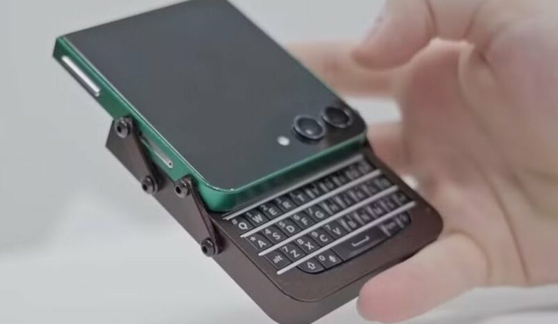 Унікальний смартфон: Galaxy Z Flip з клавіатурою BlackBerry