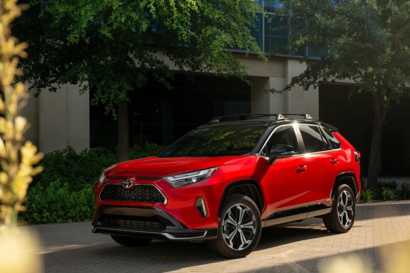 Toyota RAV4: Історія успіху гібридного кросовера