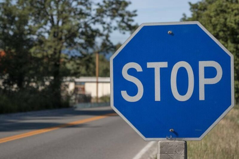 Синій знак STOP: що він означає?