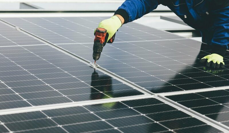 Сонячні панелі чи генератори: що обрати для дому?