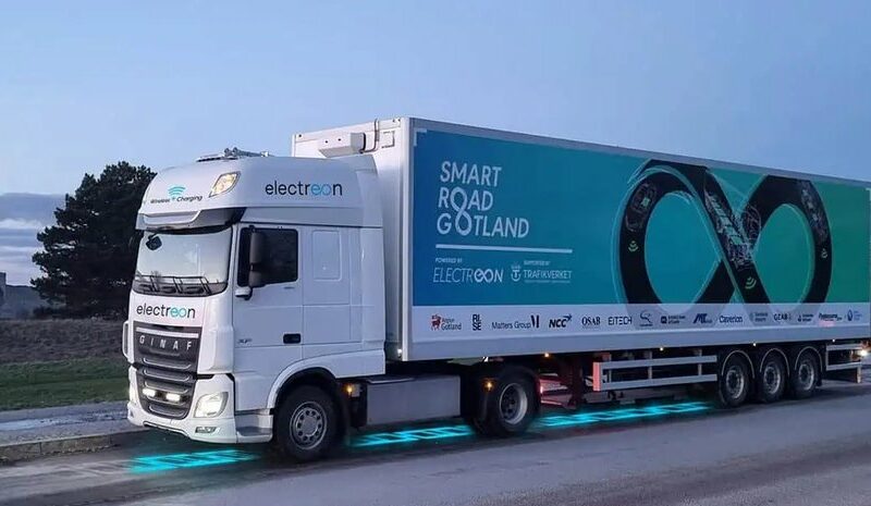 У Франції відкрили бездротову автодорогу для електромобілів