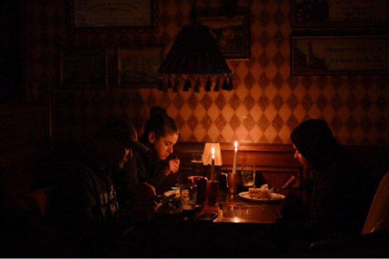 У Києві зникло світло через проблеми з енергопостачанням