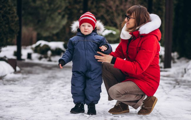 Як правильно вдягати дітей взимку: поради педіатра