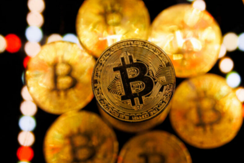 Криптовалюти зазнають втрат після різкого розпродажу