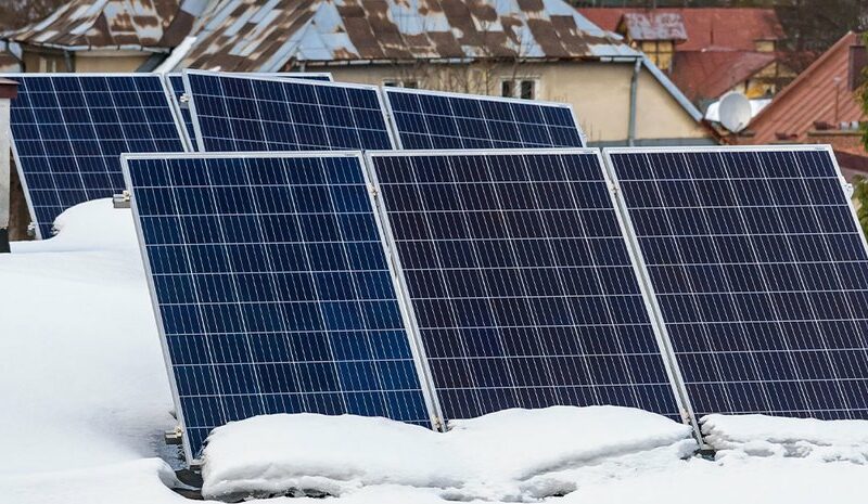Як сонячні батареї працюють взимку: поради та ризики